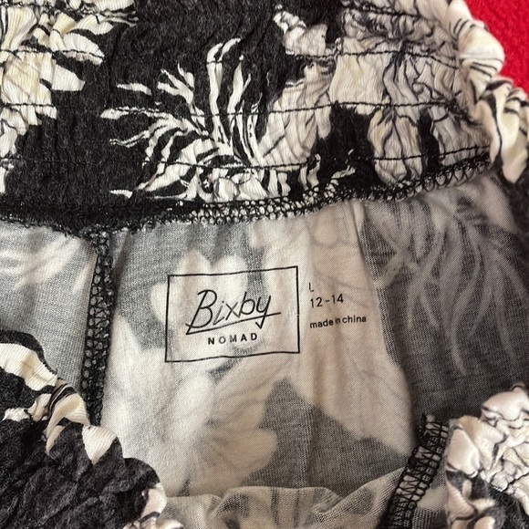 Black flowery shorts - Picture 3 of 3